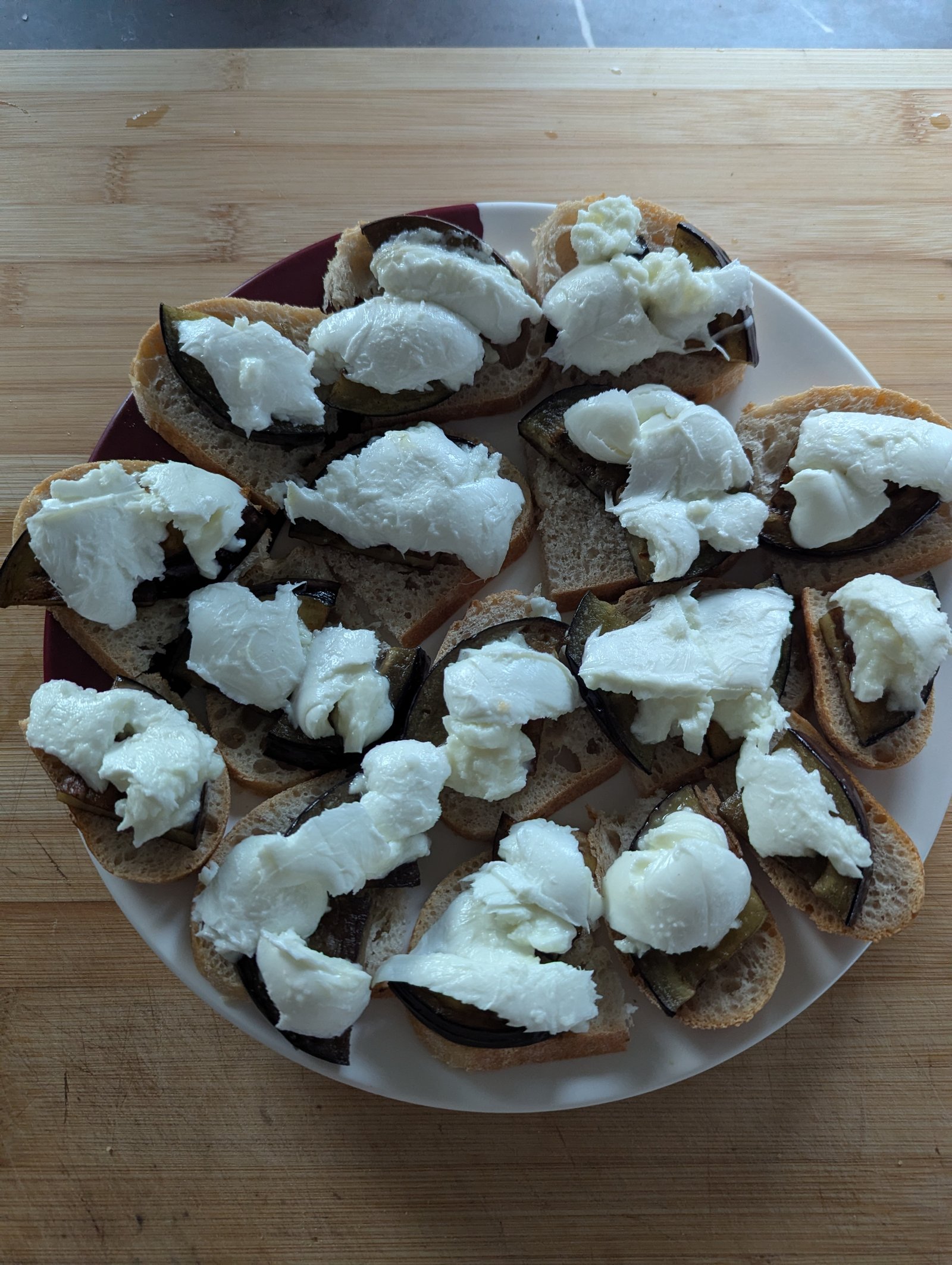 Bruschetta su Mozzarella ir baklažanu