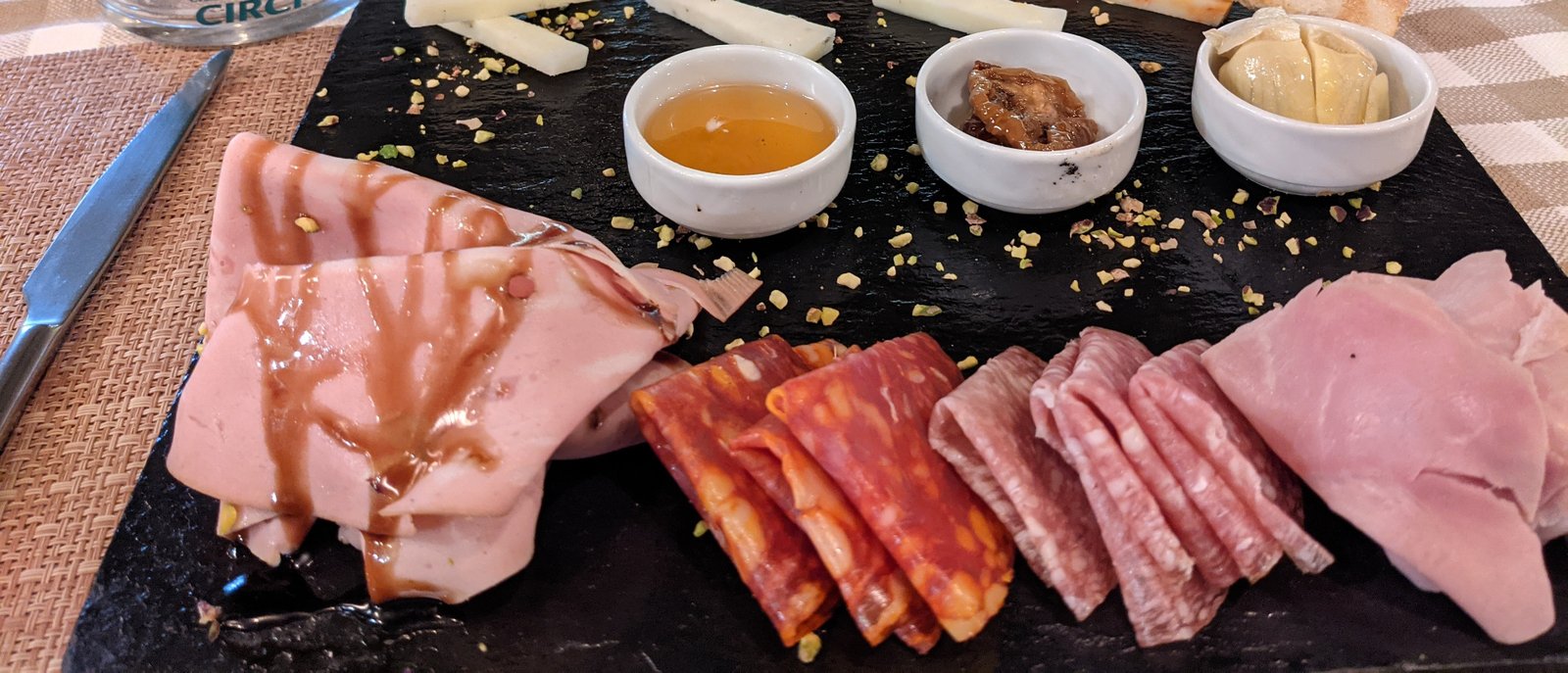 Itališka sūrių ir mėsos lėkštė